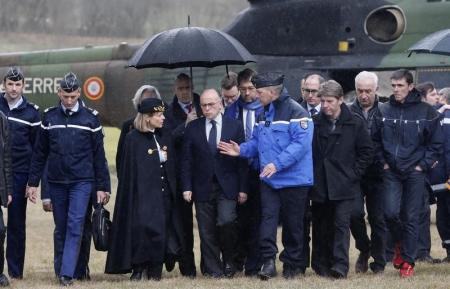Il ministro francese dell'Interno Bernard Cazeneuve vicino al luogo del disastro dell'Airbus 320 di Germanwings