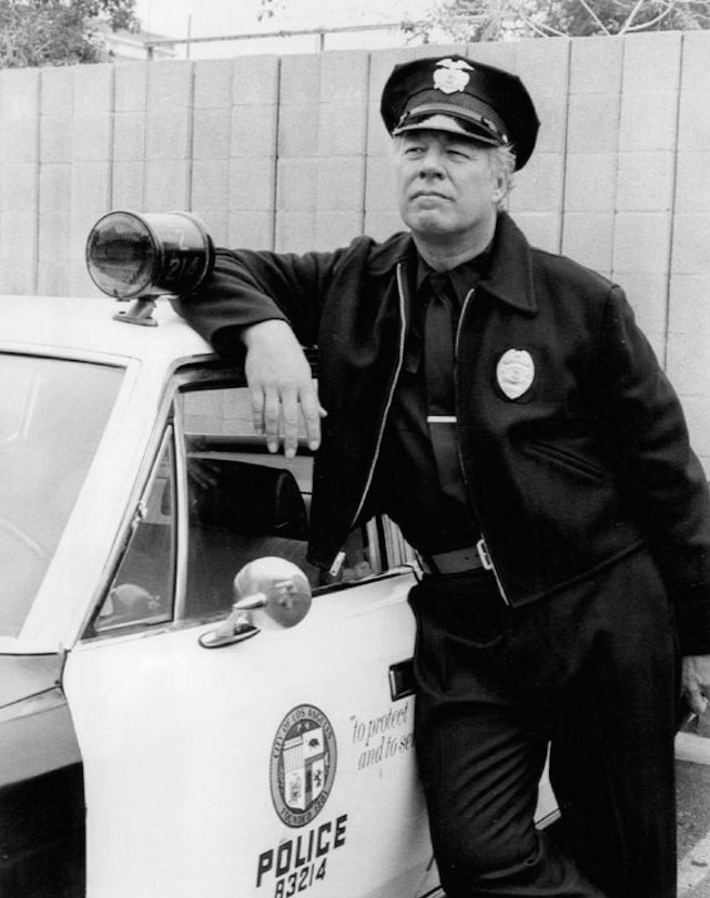 Geroge Kennedy nel ruolo del poliziotto Bumper nella serie tv Poliziotto di quartiere, andata in onda dal 1975 al 1976